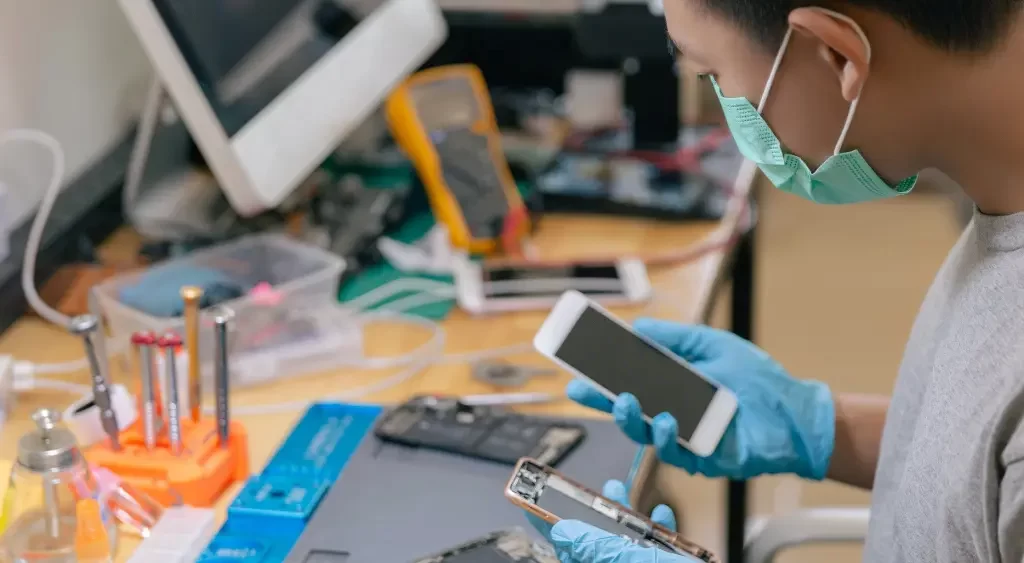 Aprender manutenção de celular com vídeos: onde a maioria dos iniciantes quebra a cara 1 Aprender manutenção de celular só com vídeos: onde a maioria dos iniciantes quebra a cara