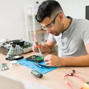 Blog 8 Conserto de celular sendo realizado em bancada doméstica por técnico iniciante