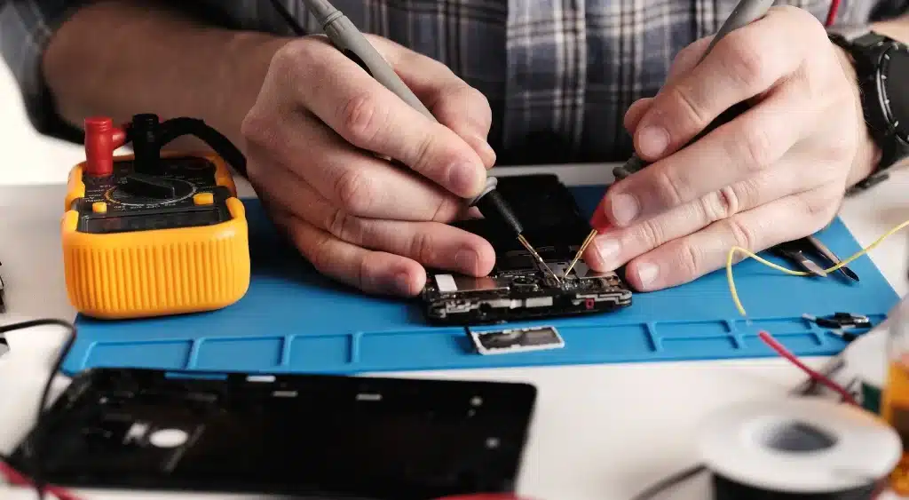 O segredo dos técnicos que faturam R$ 2.000,00 Consertando Celulares em Casa 1 Como Ganhar Seus Primeiros R$ 2.000,00 Consertando Celulares em Casa